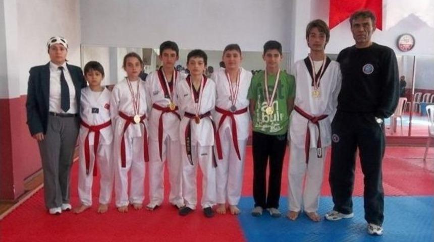 Burhaniyeli Tekvandoculara 5 Altın, 1 G&uuml;m&uuml;ş Madalya