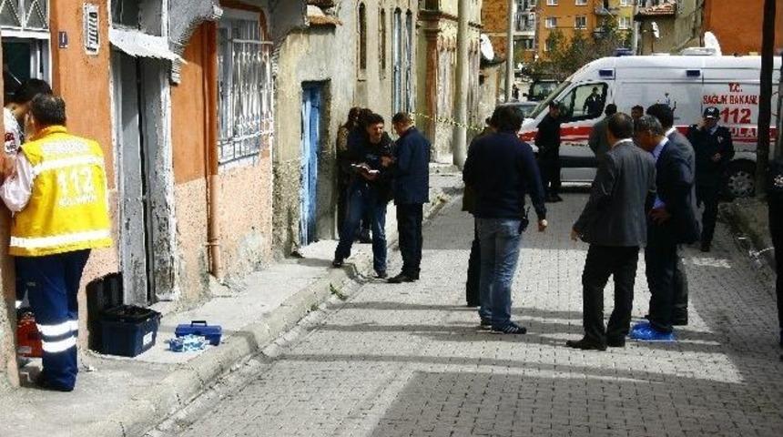 Yaşlı Kadın, Kendini Karnından Bı&ccedil;aklayarak İntihar Etti