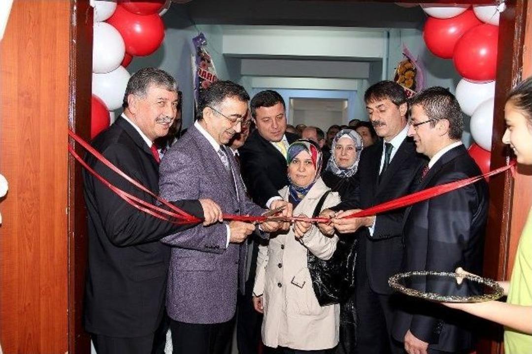 Bah&ccedil;elievler Gazi Okulunda Z-k&uuml;t&uuml;phanesi A&ccedil;ıldı