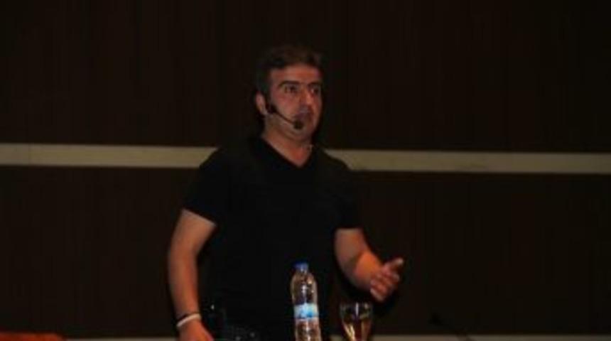 Hakan &Ccedil;ankaya İzleyicileri Kahkahaya Boğdu