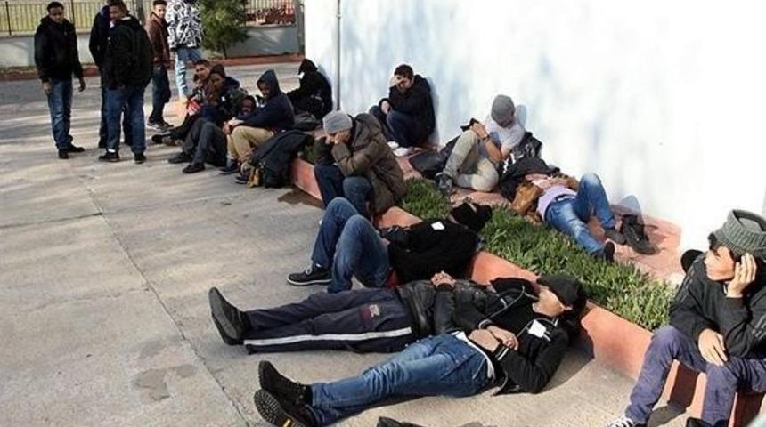 Ayvalık&rsquo;ta Botları Batan M&uuml;ltecileri Sahil G&uuml;venlik Kurtardı