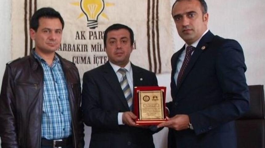 Milletvekili İ&ccedil;ten&rsquo;e Plaket