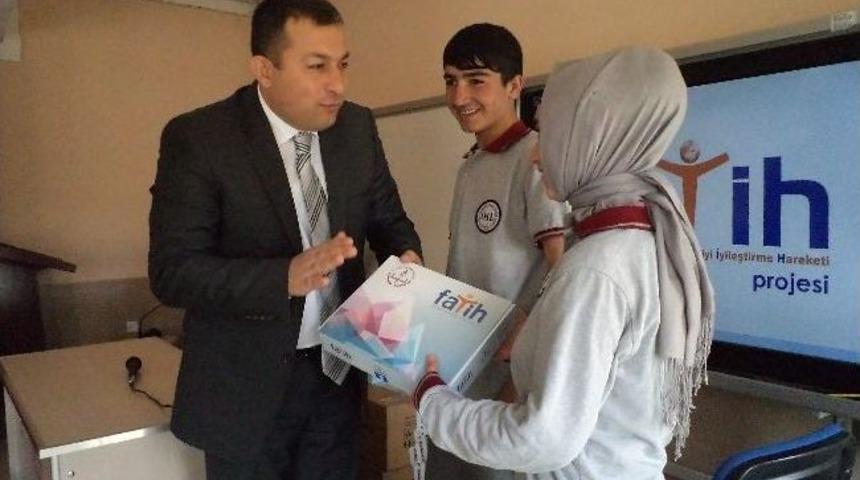 Varto’da Tablet Dağıtımı