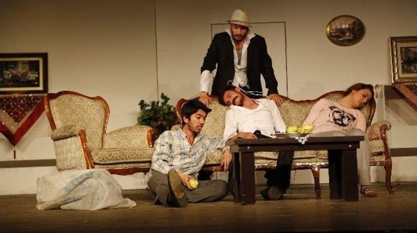 &Uuml;cretsiz Tiyatro İlgi G&ouml;rd&uuml;