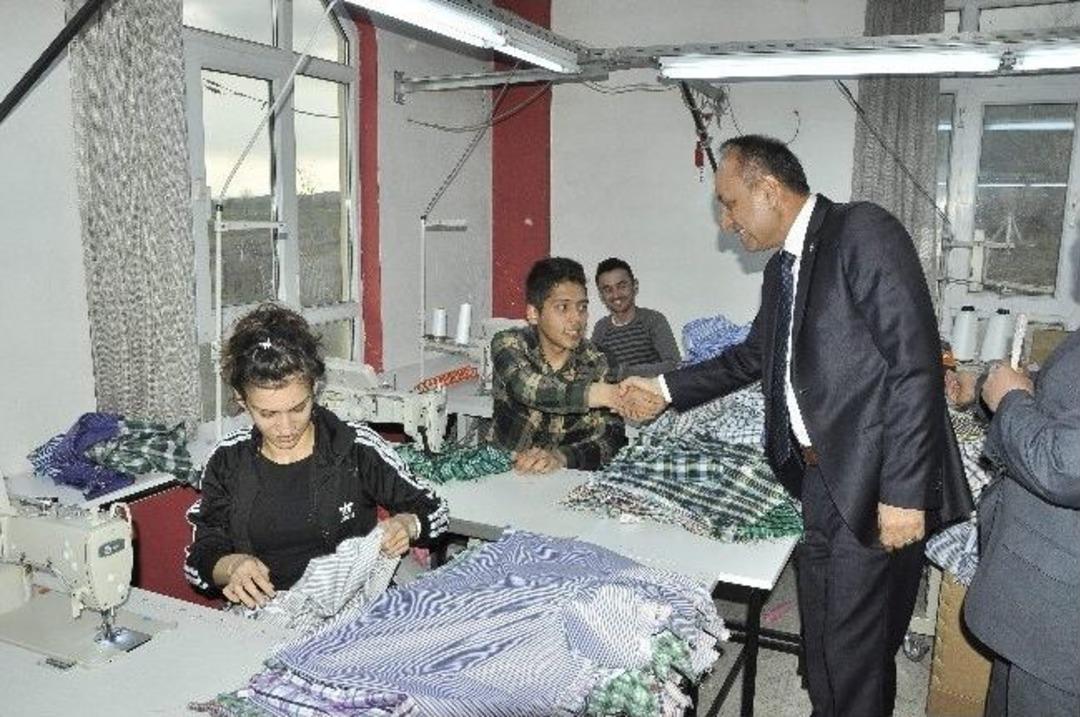 Tahsin Babaş, Havai Fişeklerle Karşılandı