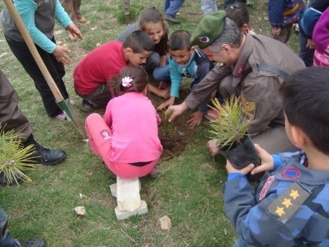 Hisarcık&rsquo;ta Jandarma Ve &Ouml;ğrenciler Fidan Dikti