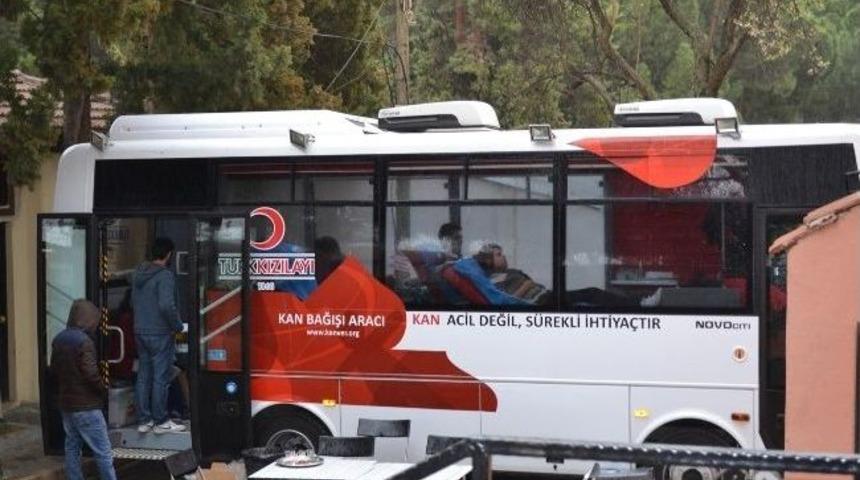 Kula Meslek Y&uuml;ksekokulu &Ouml;ğrencilerden Kan Bağışı