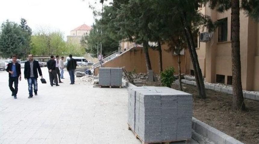 H&uuml;k&uuml;met Konağı &Ccedil;evre D&uuml;zenlemesi Devam Ediyor