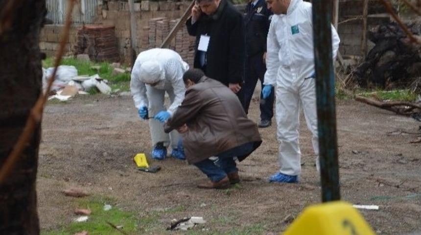 Silahla Bankaya Giren Maskeli 2 Kişi Müşterinin Parasını Çaldı