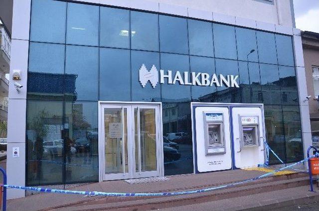 Silahla Bankaya Giren Maskeli 2 Kişi Müşterinin Parasını Çaldı