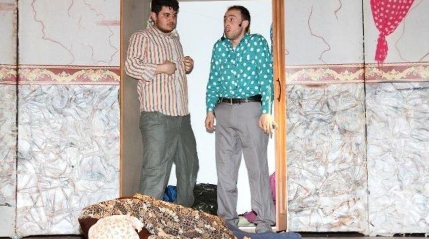 &Uuml;niversite &Ouml;ğrencilerinin Oynadığı &ldquo;entrikalı Dolap Komedisi&rdquo; Adlı Tiyatro Oyunu B&uuml;y&uuml;k Beğeni Topladı