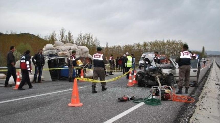 Otomobil Trakt&ouml;re &Ccedil;arptı: 1 &Ouml;l&uuml;, 3 Yaralı