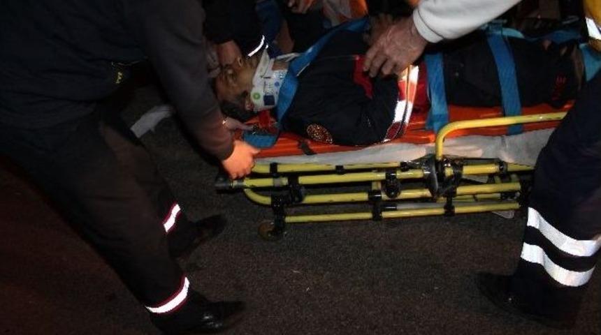 Parti Bayraklarını Toplayan İtfaiye Eri Y&uuml;ksekten D&uuml;şt&uuml;