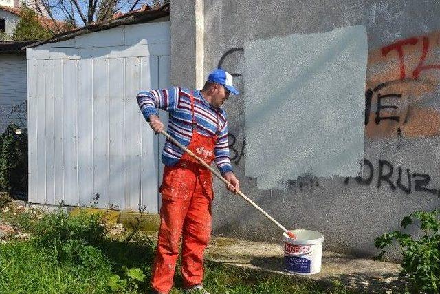 Çorlu'da Duvarlara Yazılan Yazılar Boyanarak Kapatılıyor