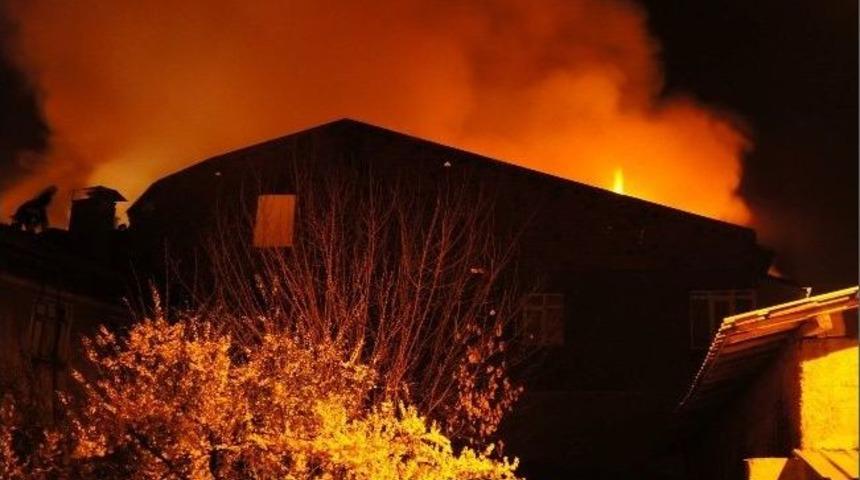 &Ccedil;atı Katında &Ccedil;ıkan Yangın Korkuttu