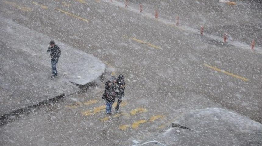 Erzurum&rsquo;da Kar Şehri Beyaza B&uuml;r&uuml;d&uuml;