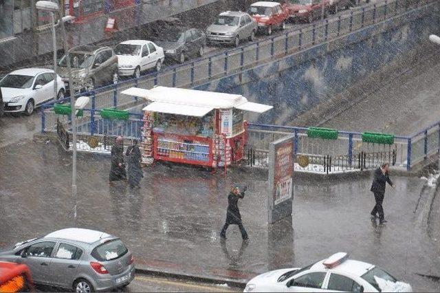 Erzurum’da Kar Şehri Beyaza Bürüdü