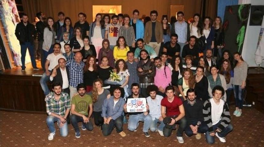 Tiyatro Sahnekarlar, D&uuml;nya Tiyatrolar G&uuml;n&uuml;'n&uuml; İzmir &Uuml;niversitesi&rsquo;nde Kutladı