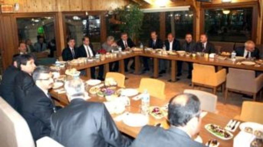 Amasya&rsquo;da Y&ouml;neticiler Yemekte Buluşuyor