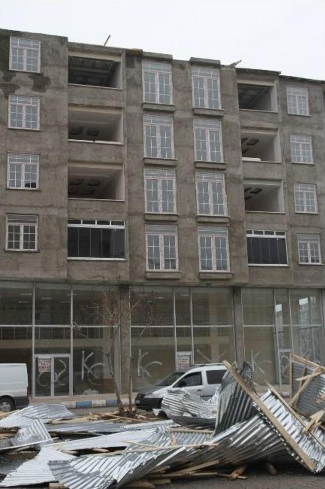 Van&rsquo;da Fırtına Maddi Hasara Neden Oldu