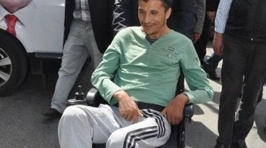 Ege-koop Genel Başkanı Aslan, Bedensel Engelliye Ak&uuml;l&uuml; Ara&ccedil; Hediye Etti