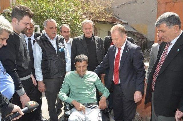 Ege-koop Genel Başkanı Aslan, Bedensel Engelliye Akülü Araç Hediye Etti