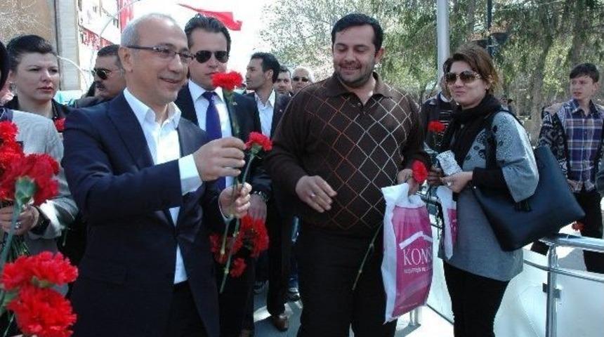 Bakan Elvan, 3 Bin Karanfil Dağıttı