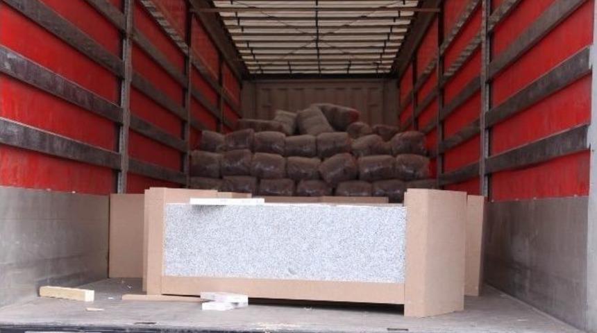 Erzincan&rsquo;da 5 Ton Ka&ccedil;ak &Ccedil;ay İle 15 Bin 910 Paket Ka&ccedil;ak Sigara Ele Ge&ccedil;irildi