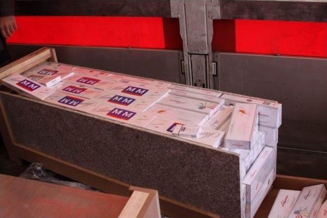 Erzincan’da 5 Ton Kaçak Çay İle 15 Bin 910 Paket Kaçak Sigara Ele Geçirildi