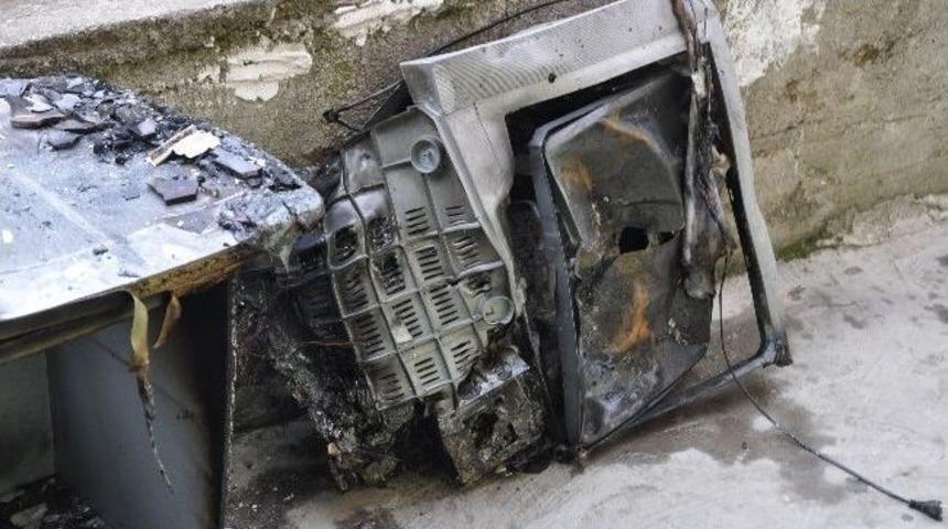 Patlayan Televizyon Yangın &Ccedil;ıkardı