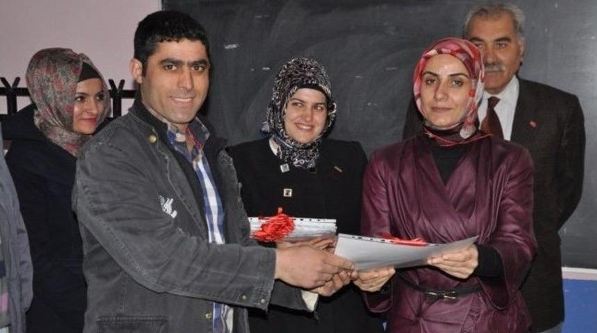 İşitme Engellilere Bilgisayar Sertifikaları Dağıtıldı