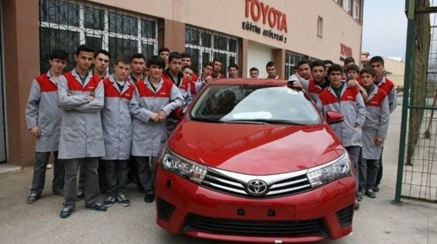 Toyota Fabrikası, Fatih Eml&rsquo;ye Son Model Eğitim Aracı Hediye Etti
