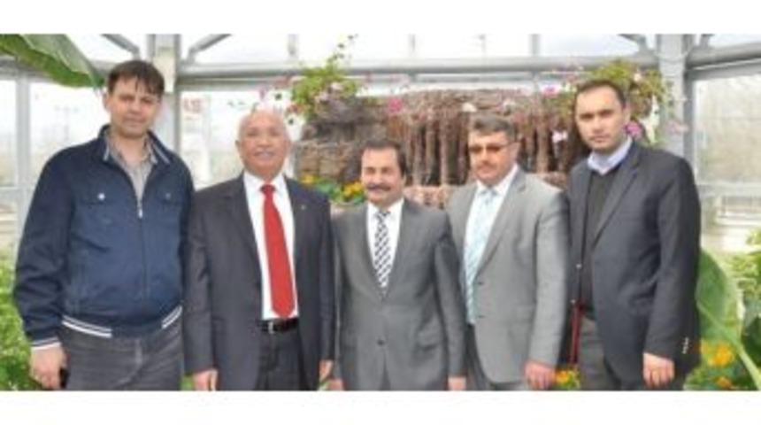 Rekt&ouml;r Karaaslan Tıbbi Bitkiler Araştırma Merkezi'ni Ziyaret Etti