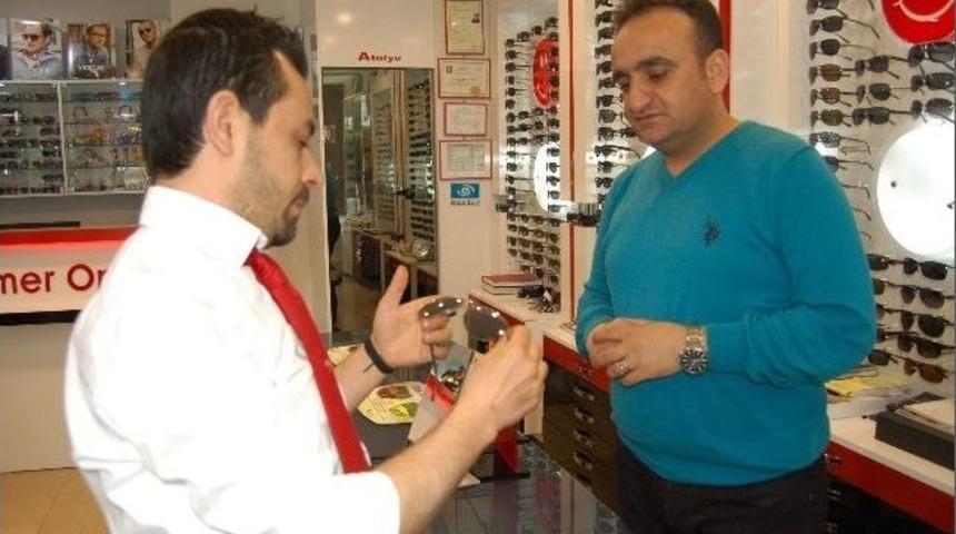 Optisyenlerden G&ouml;zl&uuml;k Camı Temizlenme Uyarısı