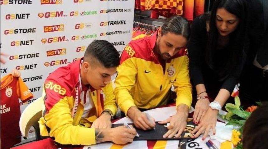 Galatasaraylı Futbolcular İmza Dağıttı