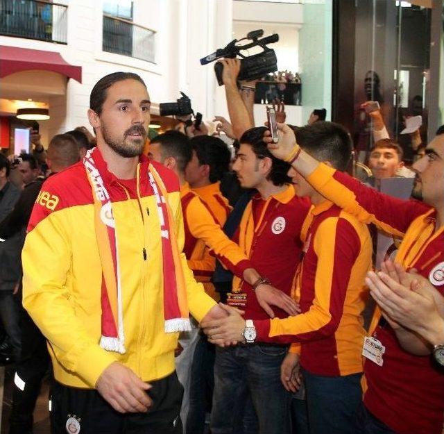 Galatasaraylı Futbolcular İmza Dağıttı