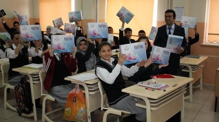 Oltu Anadolu &Ouml;ğretmen Lisesi &Ouml;ğrencileri &lsquo;akıllı Tahta Ve Tabletlerine&rsquo; Kavuştu