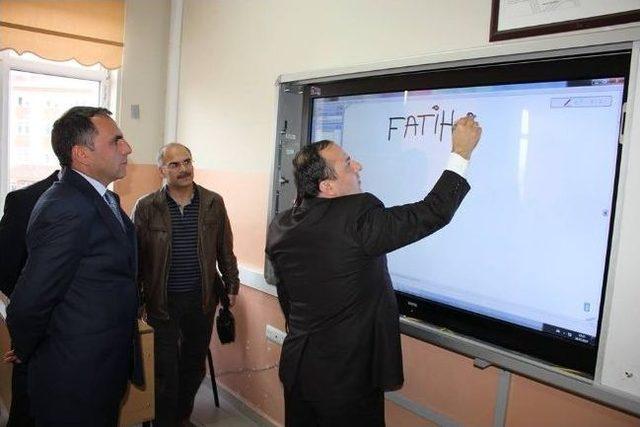 Oltu Anadolu Öğretmen Lisesi Öğrencileri ‘akıllı Tahta Ve Tabletlerine’ Kavuştu