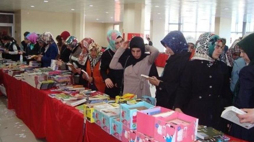 Ayşe Ana Yatılı Kız Kur&rsquo;an Kursu Talebeleri Kitap Fuarını Gezdi