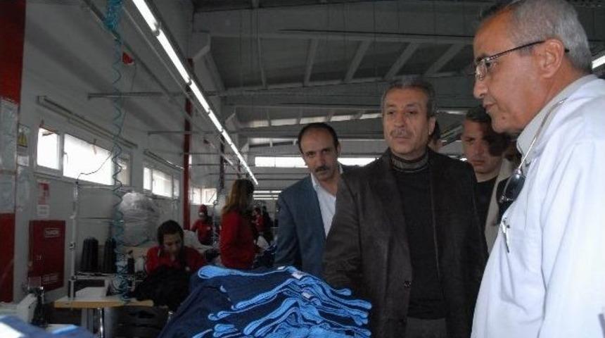 Bakan Eker, Fabrika İş&ccedil;ilerini Ziyaret Etti