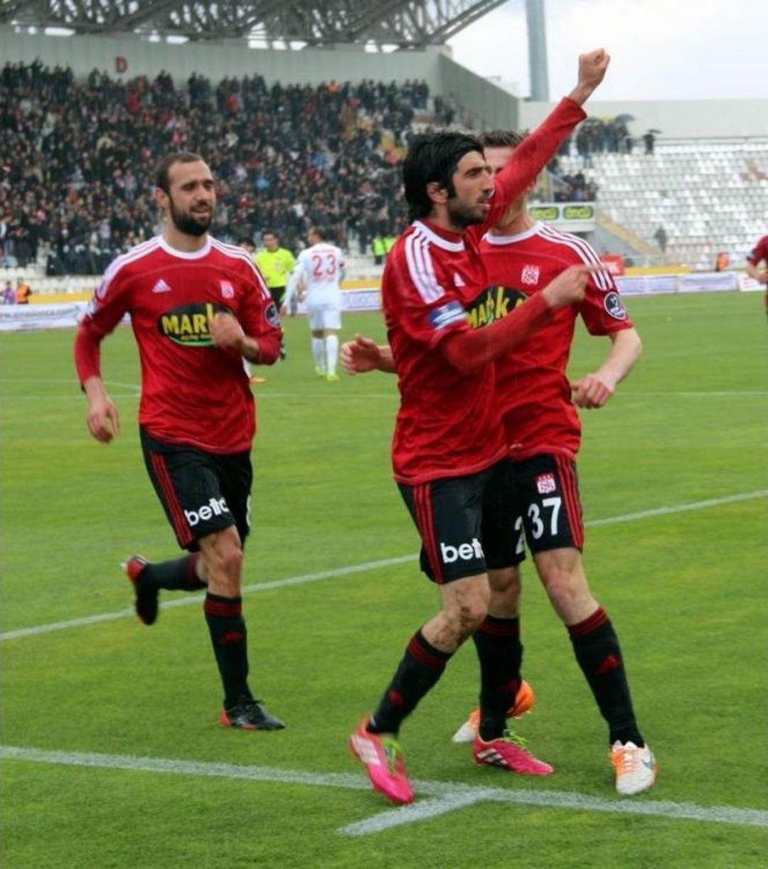 Utaka, 180 G&uuml;nl&uuml;k Gol Hasretini 2 Golle Sonlandırdı