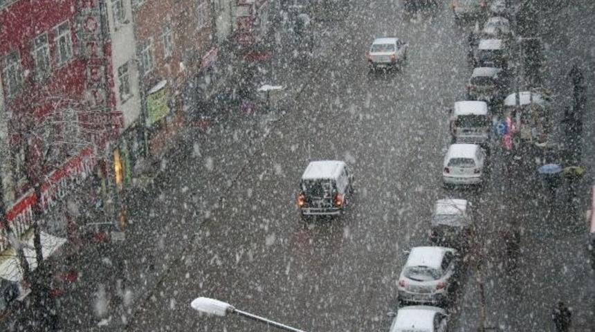 Kar Yağışı Kenti Beyaza B&uuml;r&uuml;d&uuml;