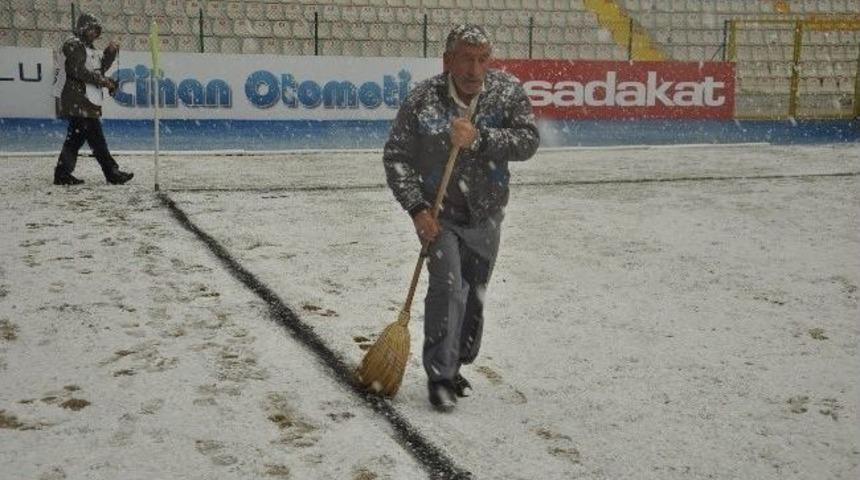 Erzurum&rsquo;da Kar Futbol M&uuml;sabakasını Aksattı