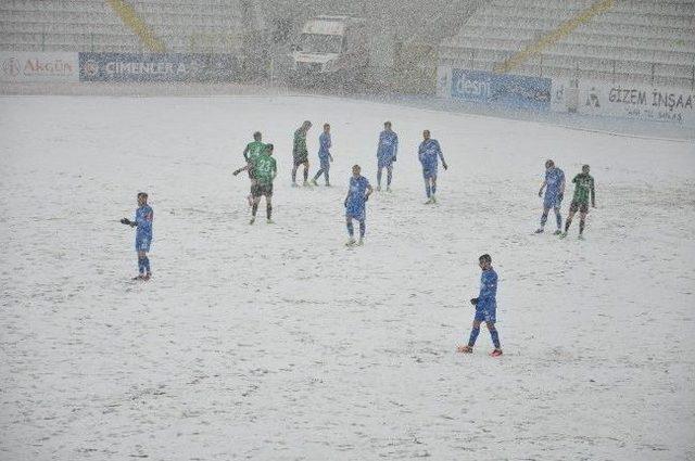 Erzurum’da Kar Futbol Müsabakasını Aksattı