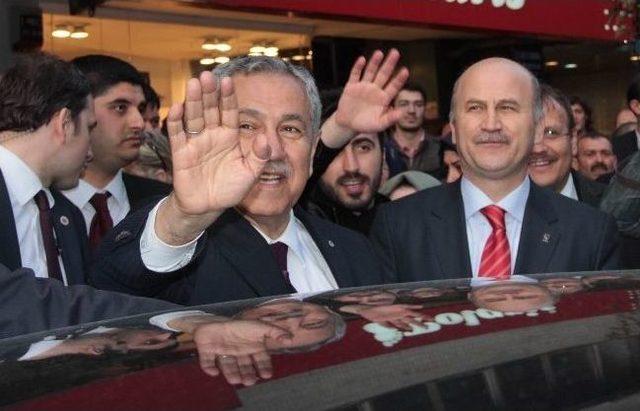 Arınç, Seçim Çalışmalarını Sevgi Yürüyüşüyle Bitirdi