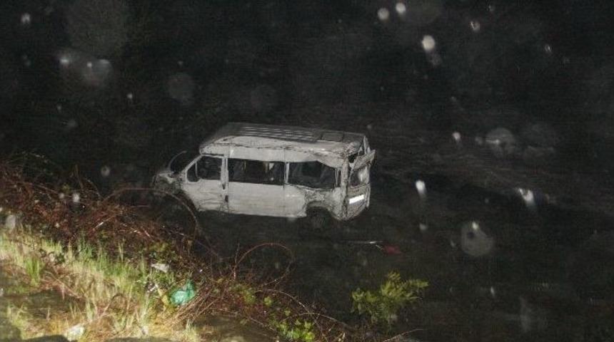 Rize&rsquo;de Minib&uuml;s Denize U&ccedil;tu: 5 Yaralı