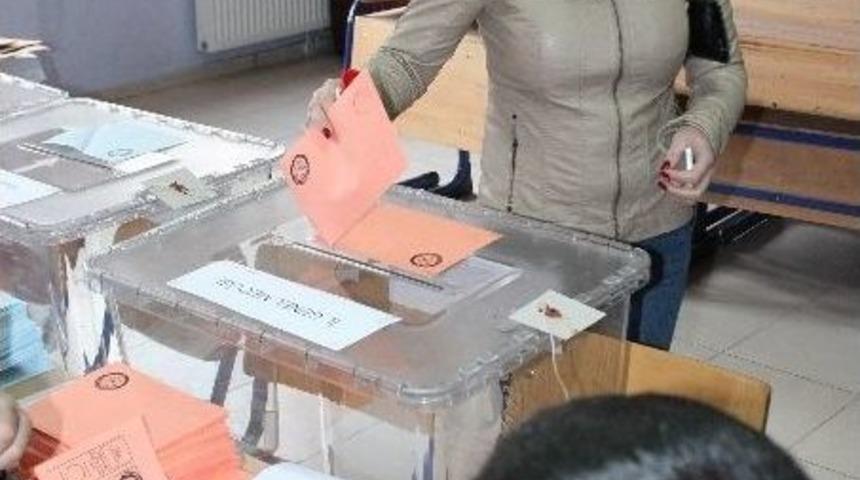 Elazığ Oy Kullanma Kar'la Birlikte Başladı