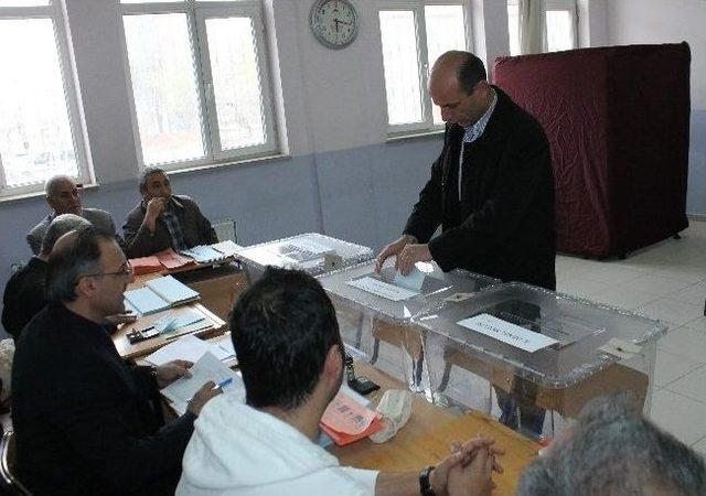 Elazığ Oy Kullanma Kar'la Birlikte Başladı