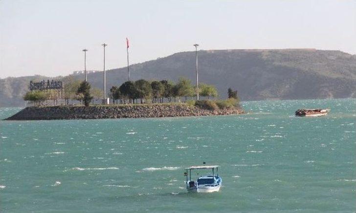 Adana'da Fırtına Hayatı Olumsuz Etkiledi G1