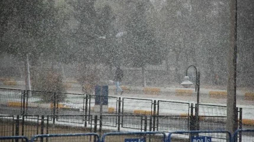 Diyarbakır Güne Kar Ve Fırtına İle Uyandı